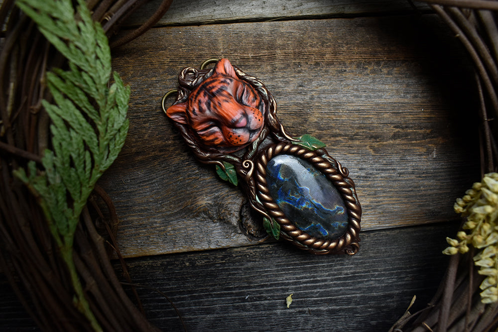 Tiger with Labradorite Necklace
